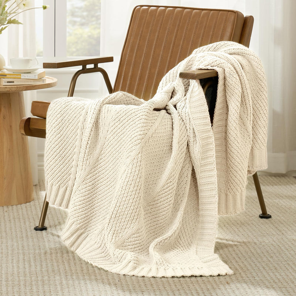 Amélie Home plaid plié sur un lit, rangement compact et joli rendu