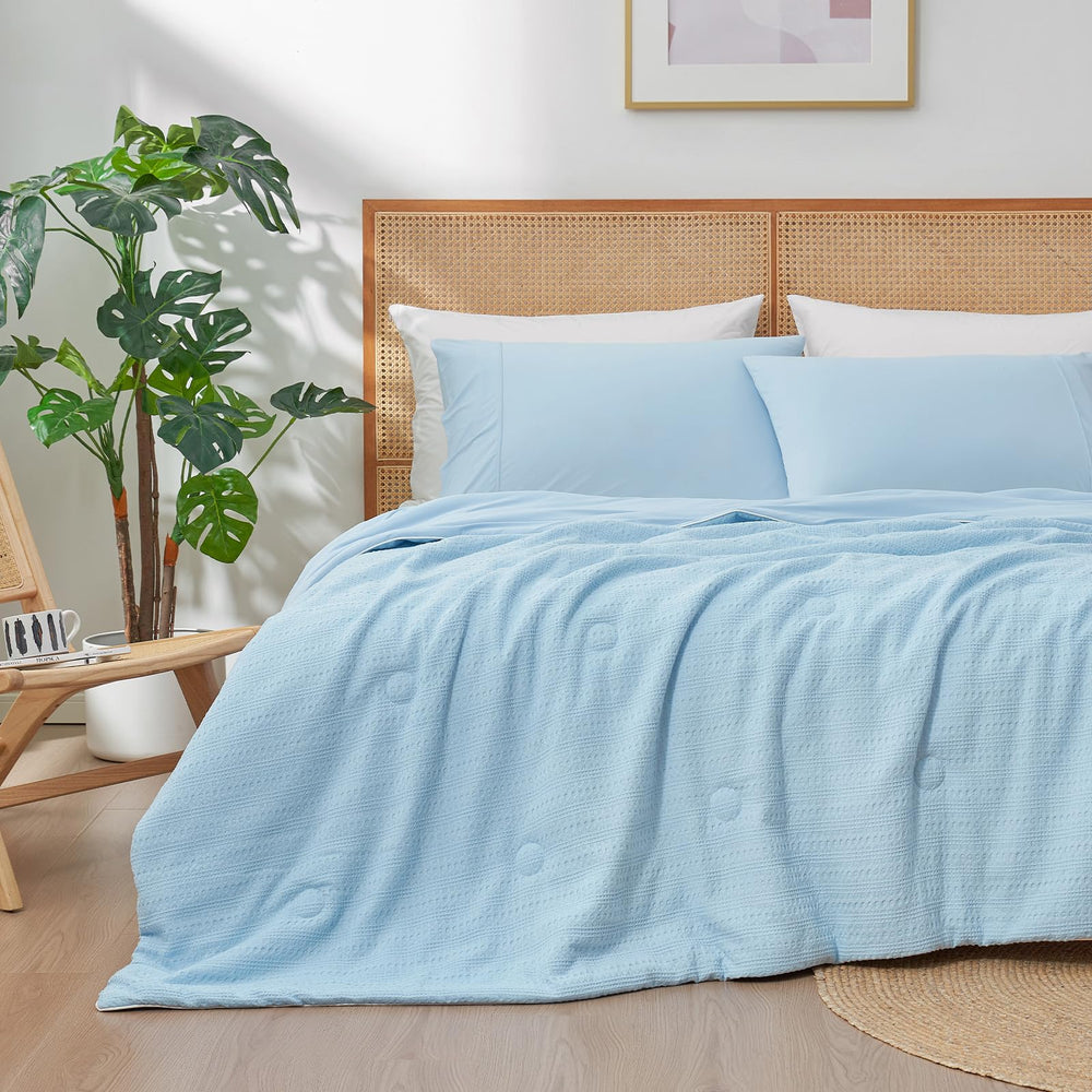 Amélie Home gros plan bleu et texture waffle pour toucher doux et respirant