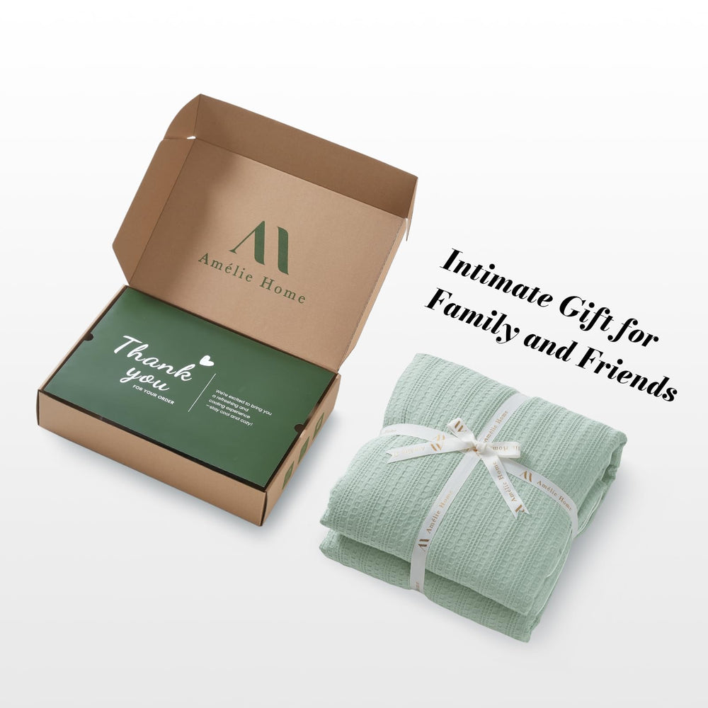 Amélie Home couette à côté d’un ruban mesurant taille queen pour échelle