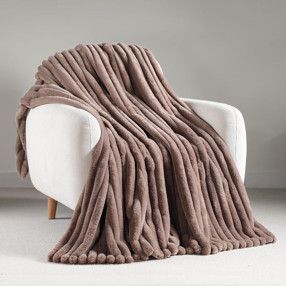 Amélie Home plaid en situation comparé au canapé pour taille