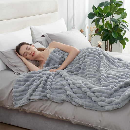 Amélie Home gros plan texture fausse fourrure montrant douceur tactile