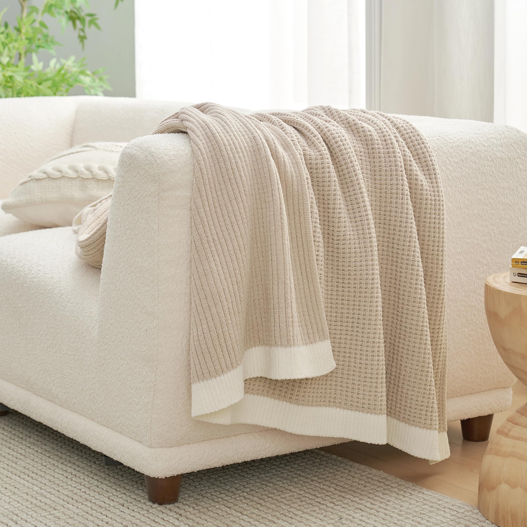 Amélie Home plaid posé à côté d'une règle montrant dimensions pratiques