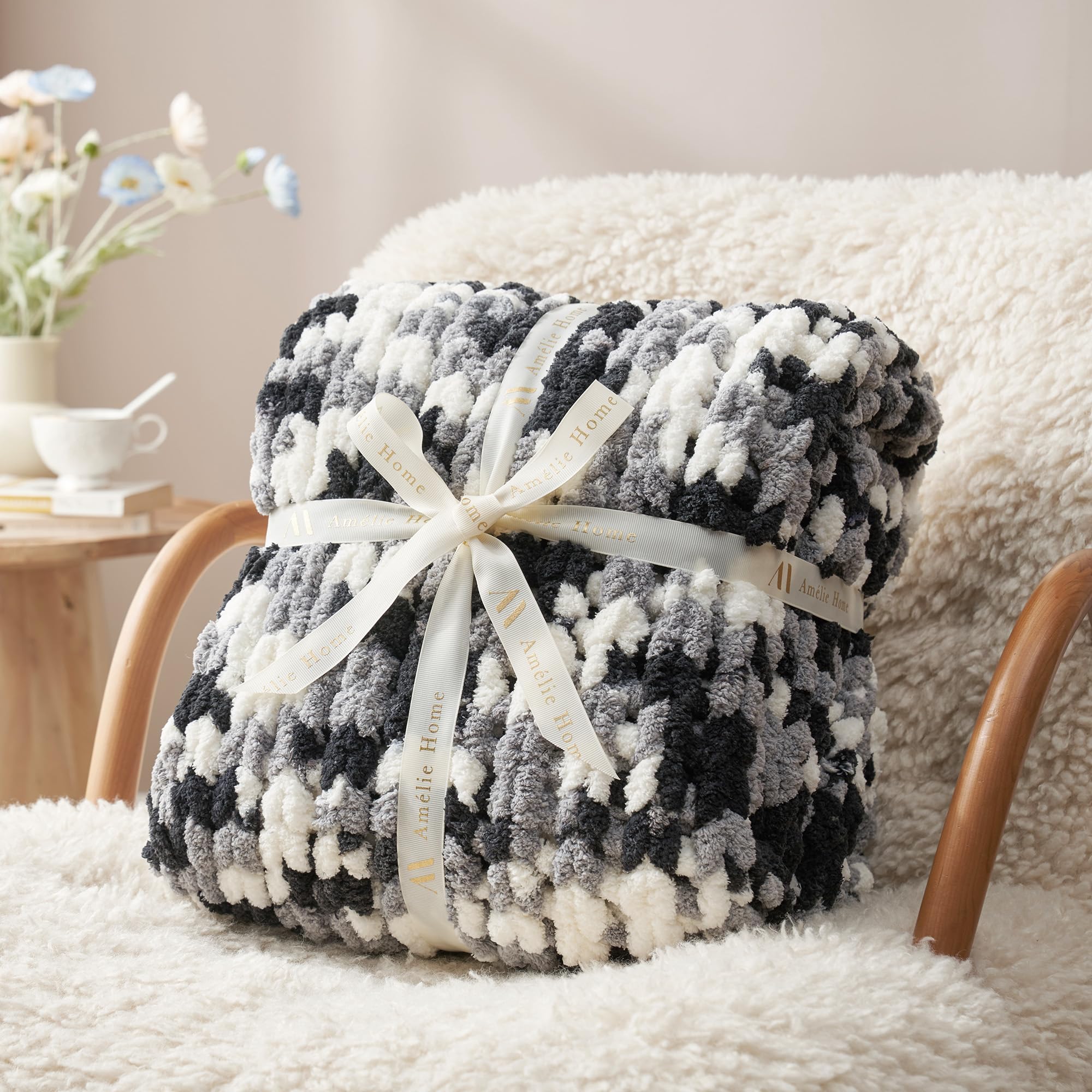Comparaison d'échelle Amélie Home avec coussin pour visualiser proportions