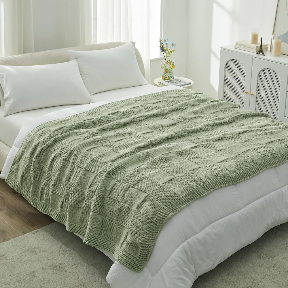 Amélie Home plaid à l'échelle d'une main démontrant taille 50x60