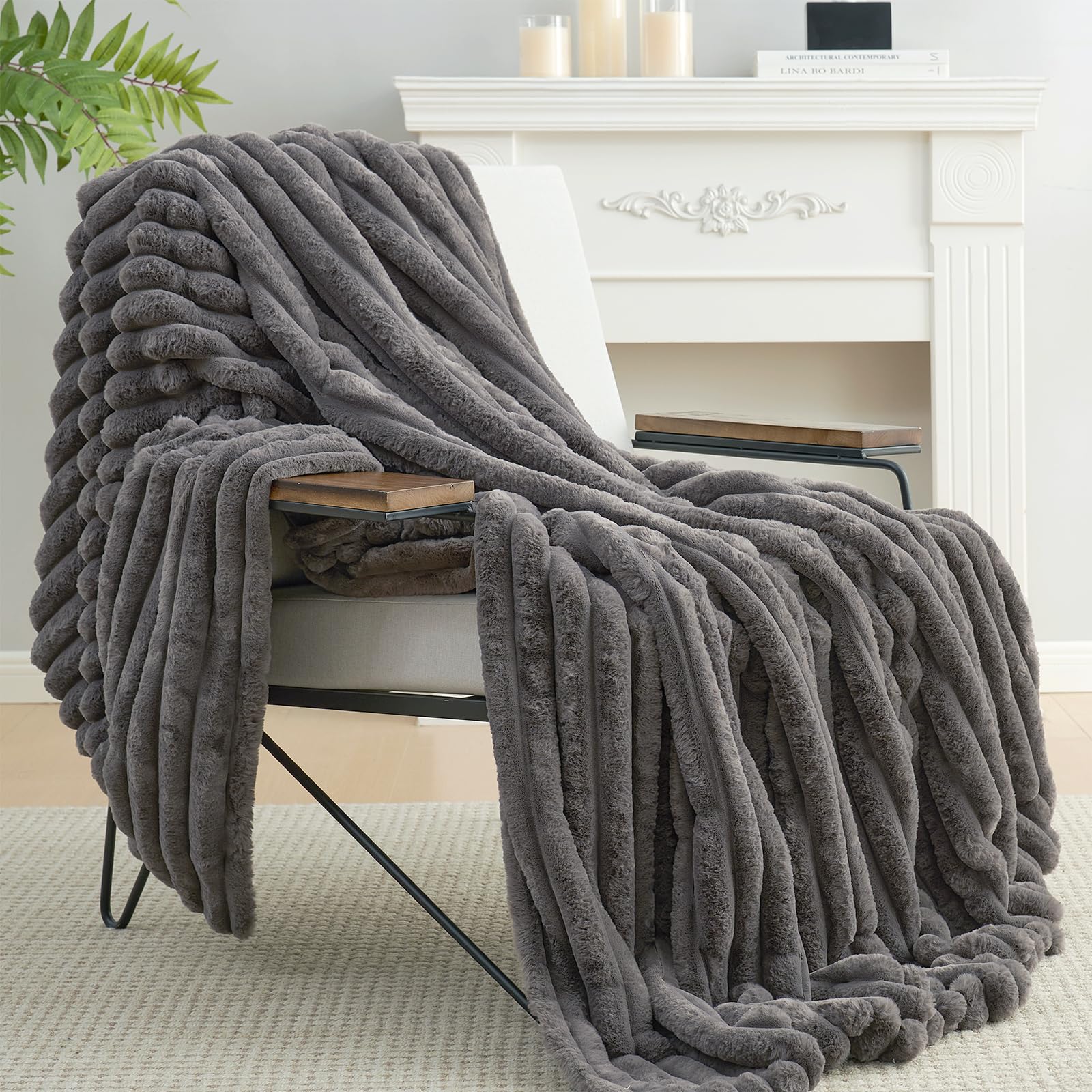 Amélie Home plaid posé à côté d'une règle pour voir dimensions