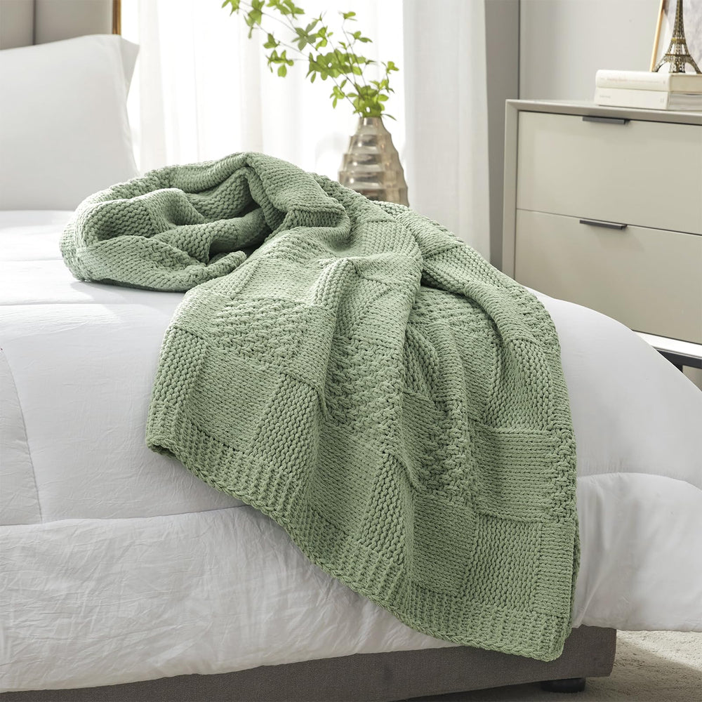 Amélie Home plaid posé sur lit ajoutant couche décorative chaude