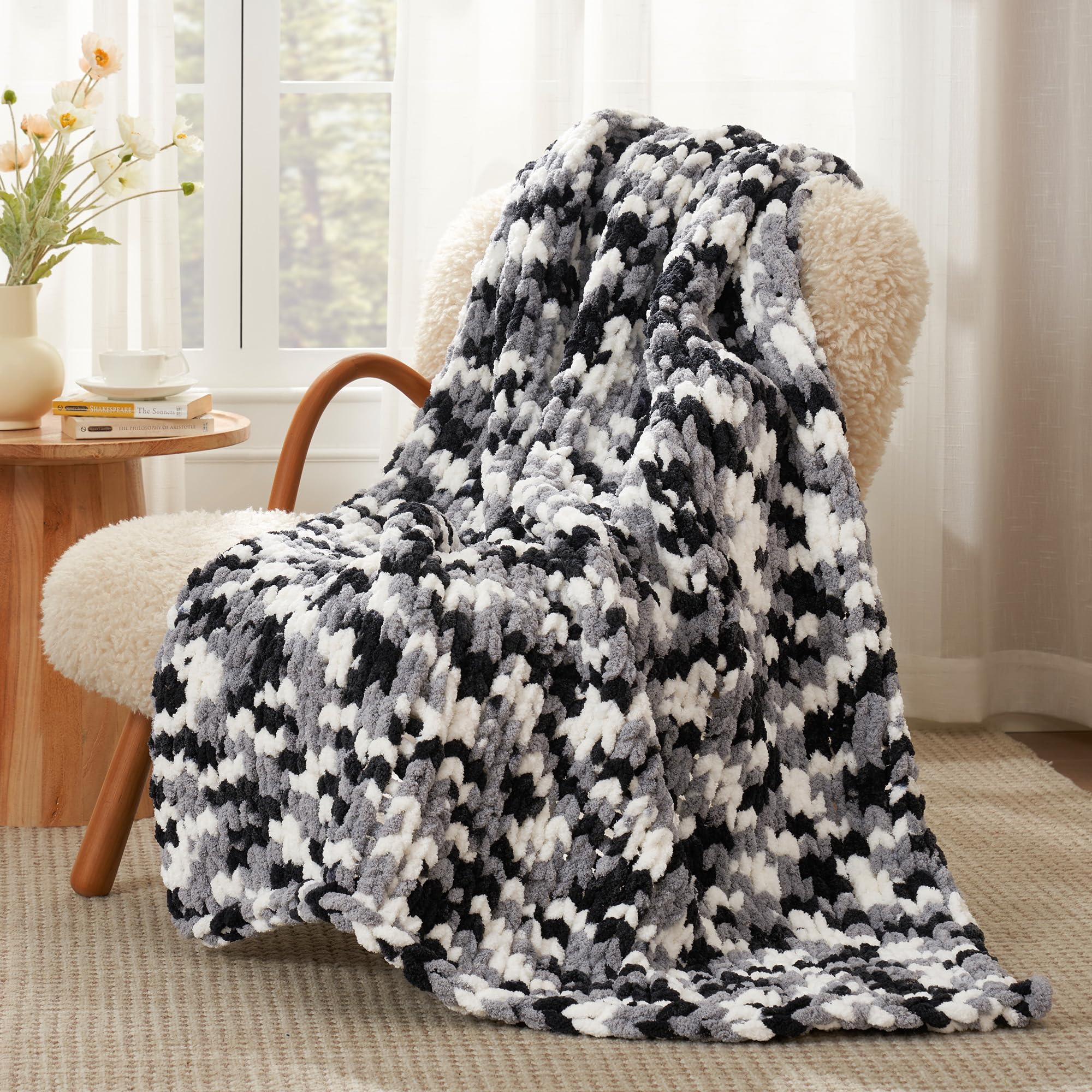 Amélie Home plaid sur canapé montrant drapé et confort