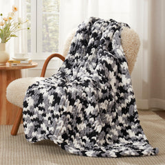 Amélie Home plaid sur canapé montrant drapé et confort