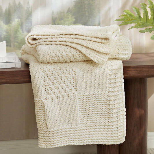 Amélie Home plaid sur canapé montrant style et confort