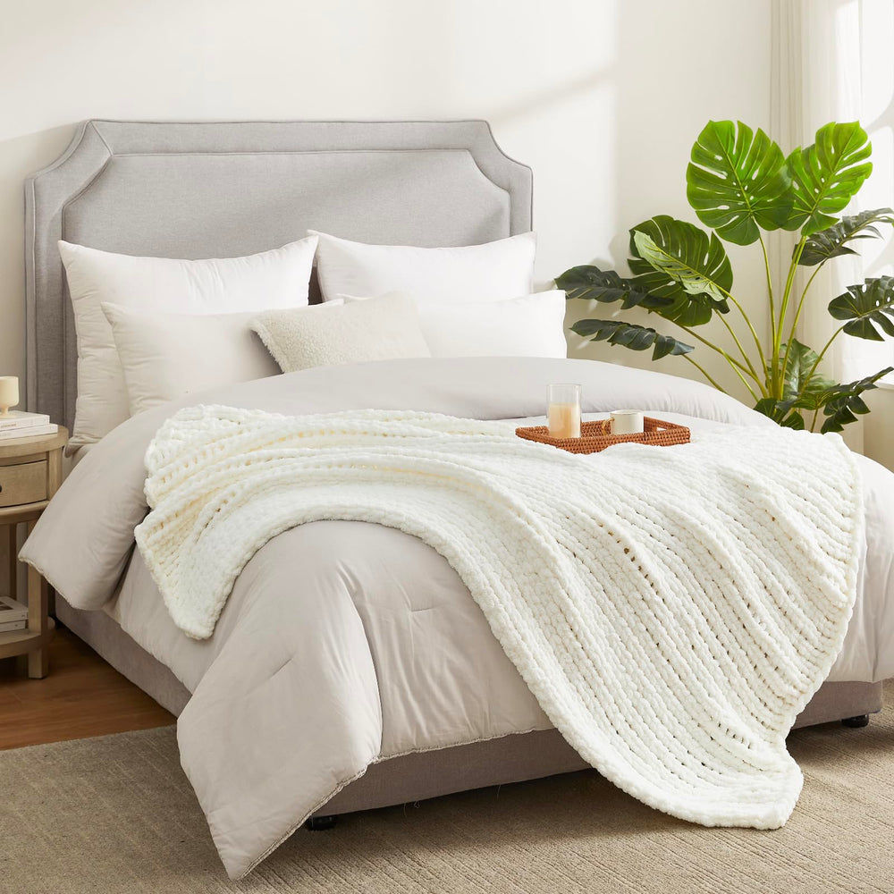 Amélie Home plaid tenu à la main montrant taille et maniabilité