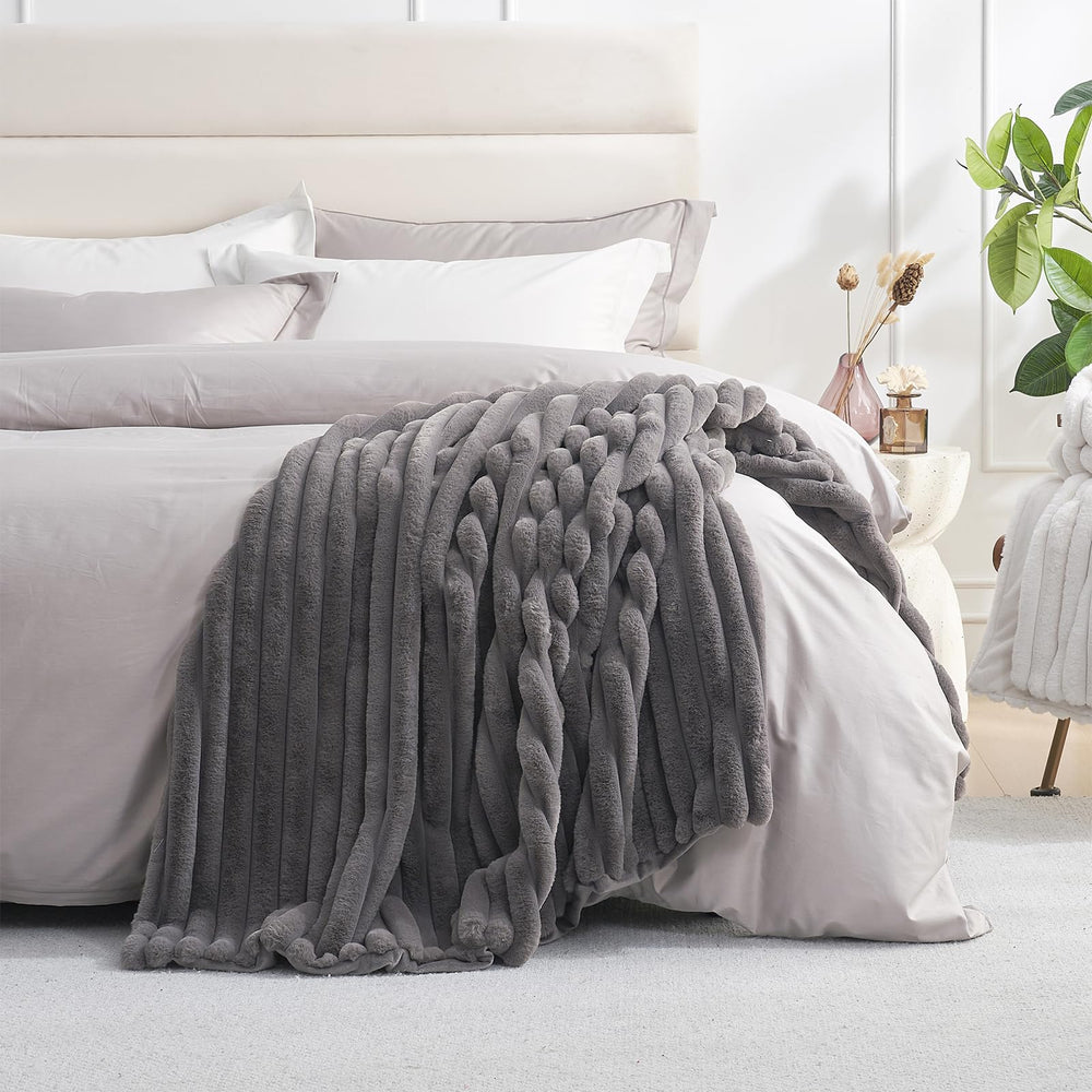 Amélie Home plaid plié sur canapé apportant style et chaleur