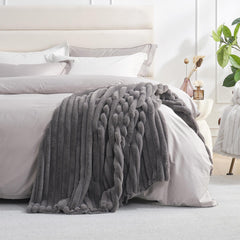 Amélie Home plaid plié sur canapé apportant style et chaleur