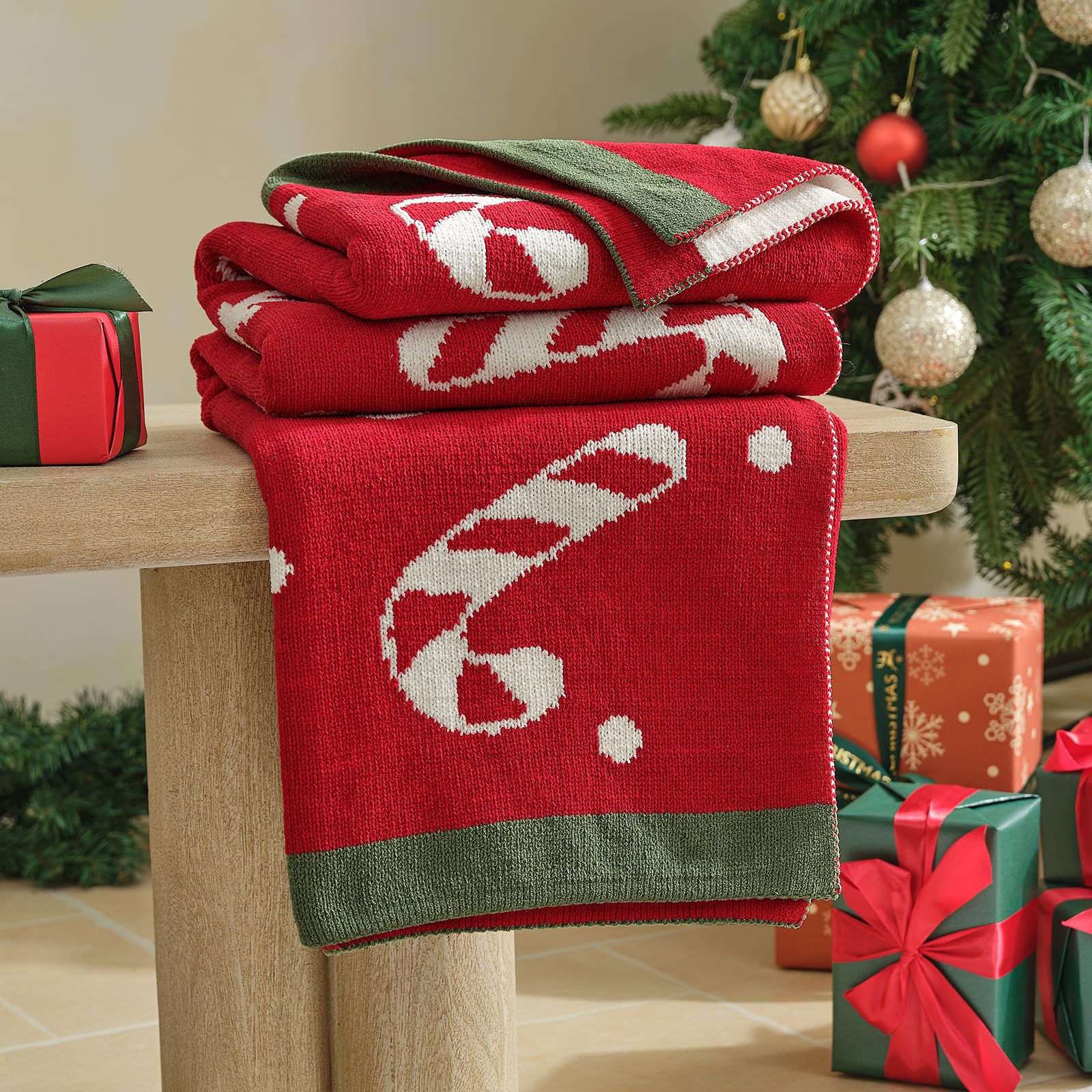 Amélie Home plaid posé sur canapé, crée ambiance chaleureuse de Noël
