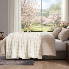 Amélie Home plaid sur canapé en décor salon apportant chaleur visuelle