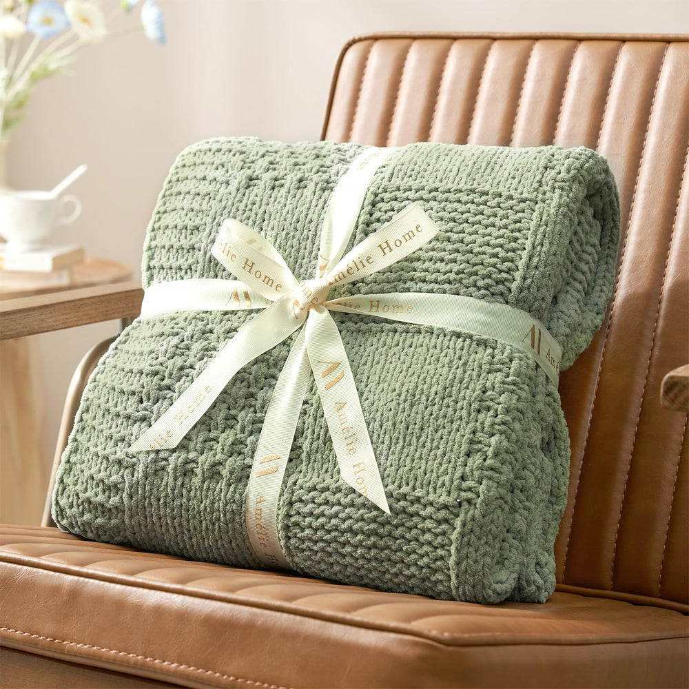 Amélie Home plaid drapé sur canapé apportant ambiance cosy