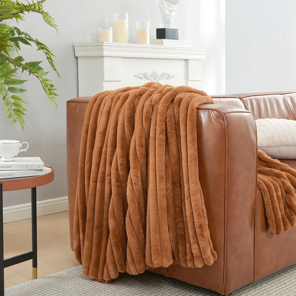Amélie Home plaid drapé sur canapé offrant confort immédiat et style