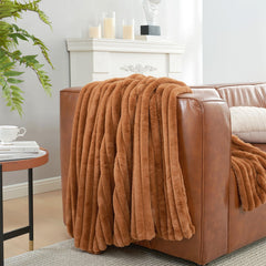 Amélie Home plaid drapé sur canapé offrant confort immédiat et style