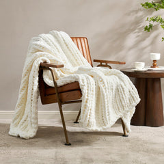 Amélie Home plaid posé sur canapé pour chaleur et ambiance