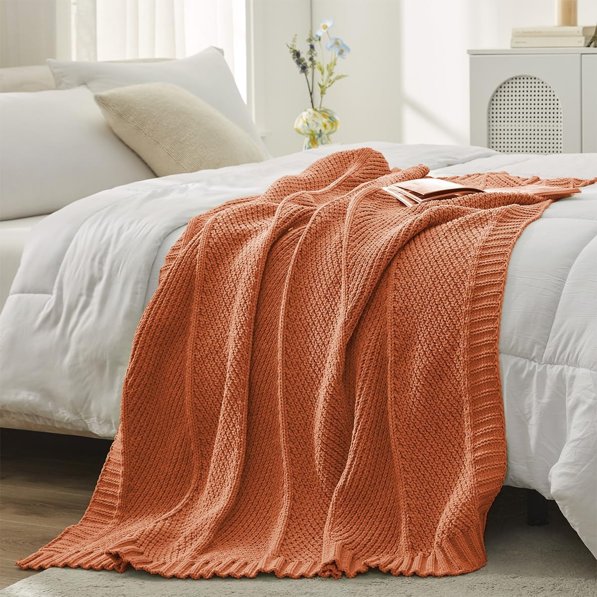 Amélie Home plaid plié sur canapé apportant confort et chaleur