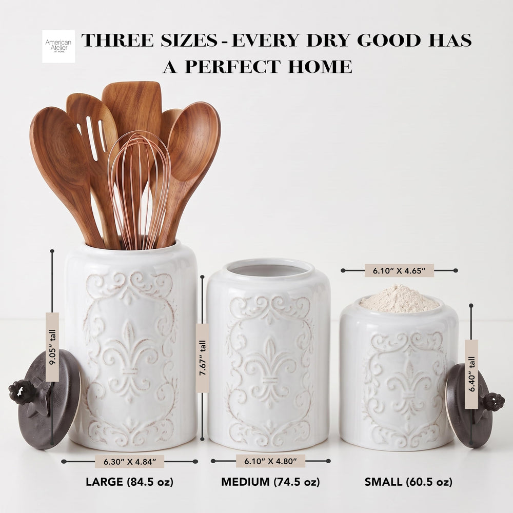American Atelier gros plan motif Fleur de Lis en relief, texture et raffinement