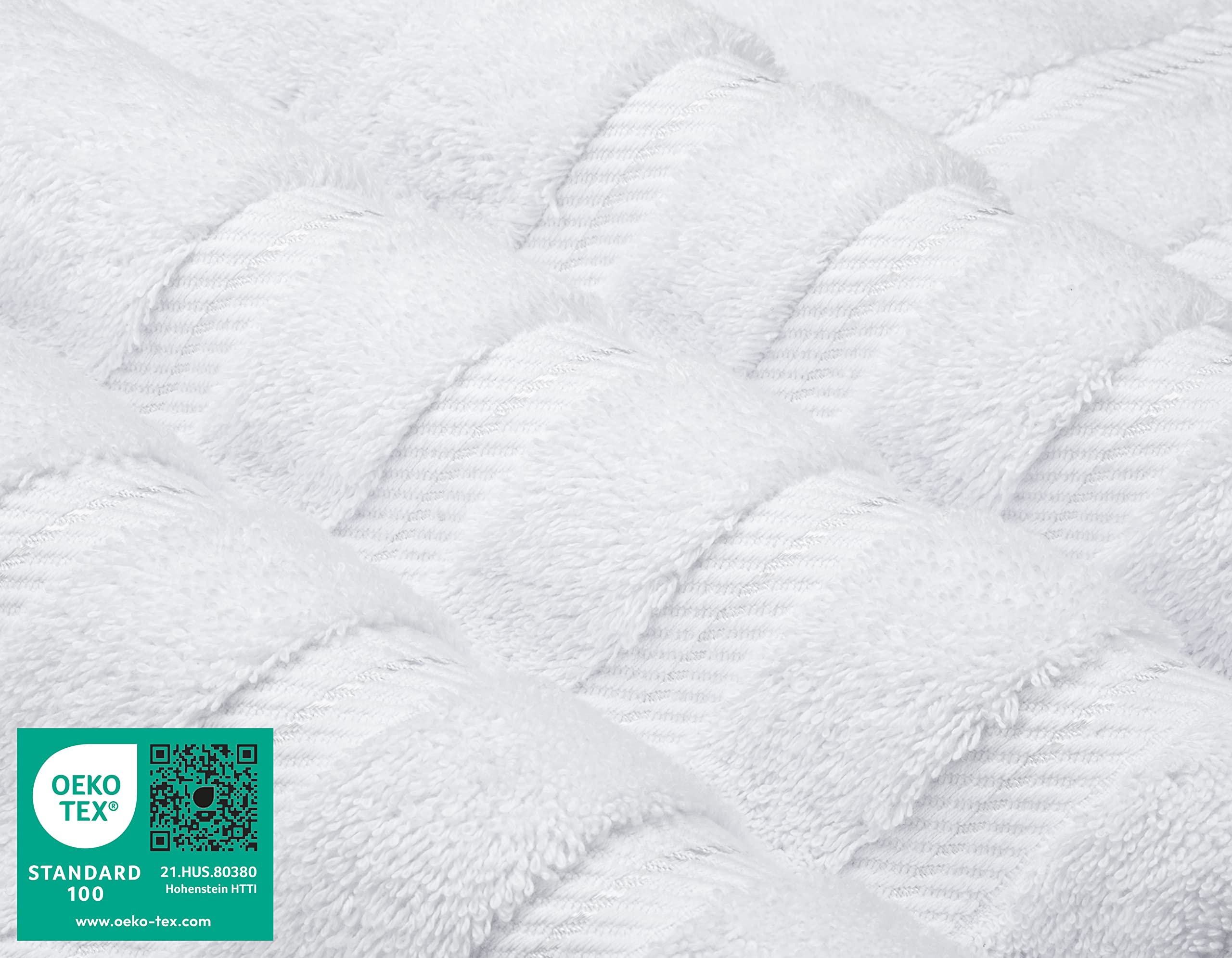 Serviette de bain American Soft Linen utilisée par un homme après la douche, absorption efficace