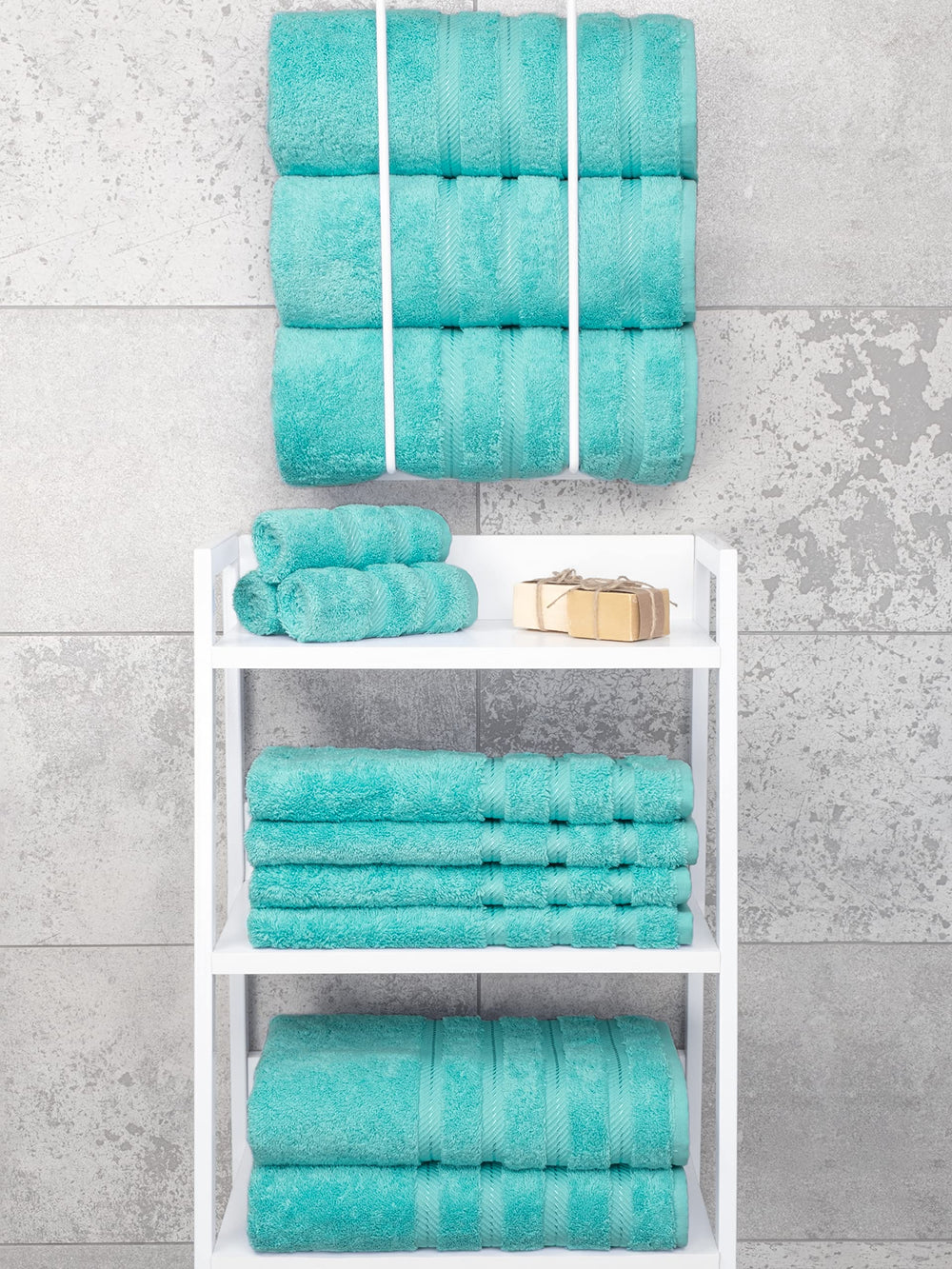 American Soft Linen serviette disposée sur une chaise de bain style élégant