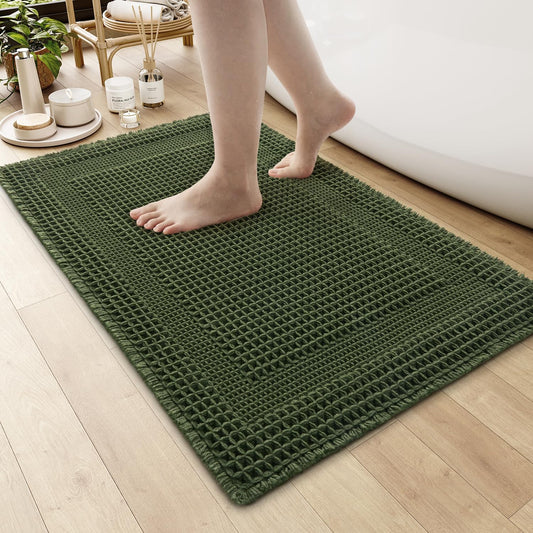 AMOAMI tapis de bain face avant vert foncé montrant design et absorption