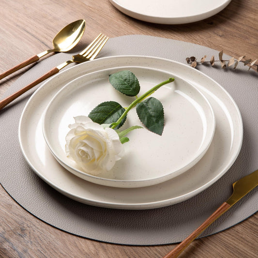 AmorArc assiette zoom sur la glaçure tachetée montrant résistance et style