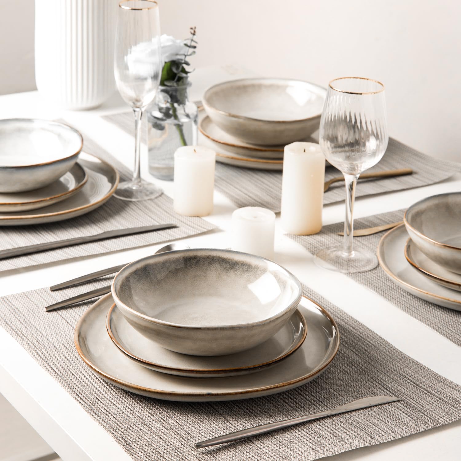 AmorArc assiette tenue à la main pour comparaison d’échelle et ergonomie visible