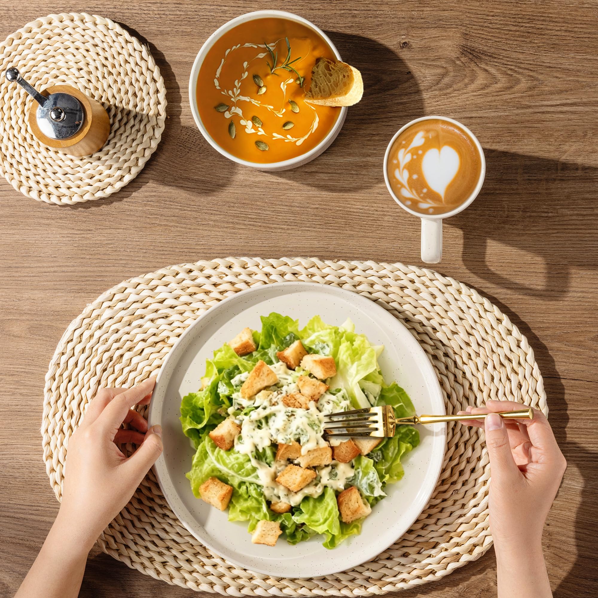 AmorArc assiettes empilées illustrant le gain de place pratique