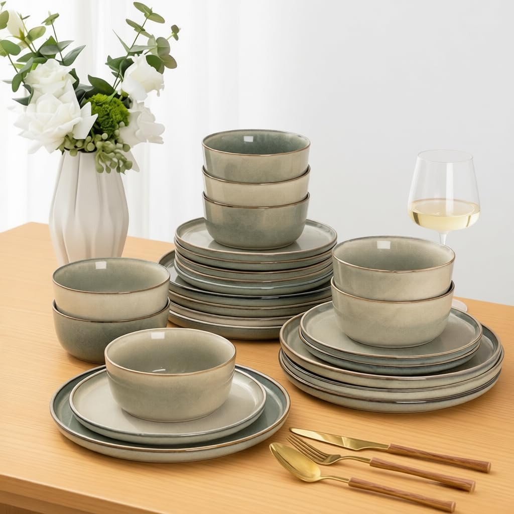 AmorArc service dressé sur une table de cuisine pour un rendu lifestyle élégant