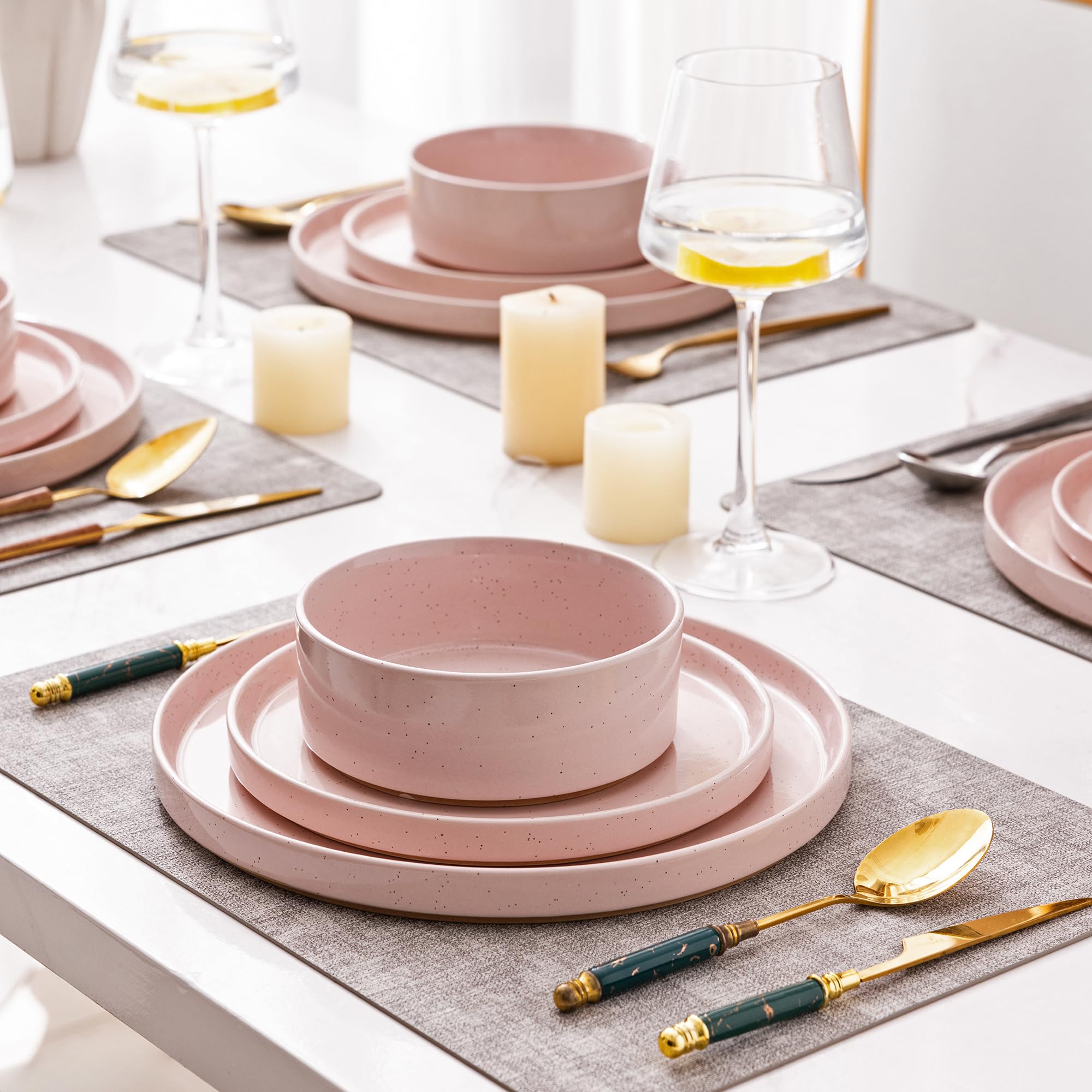 AmorArc table dressée montrant présentation naturelle et accueillante