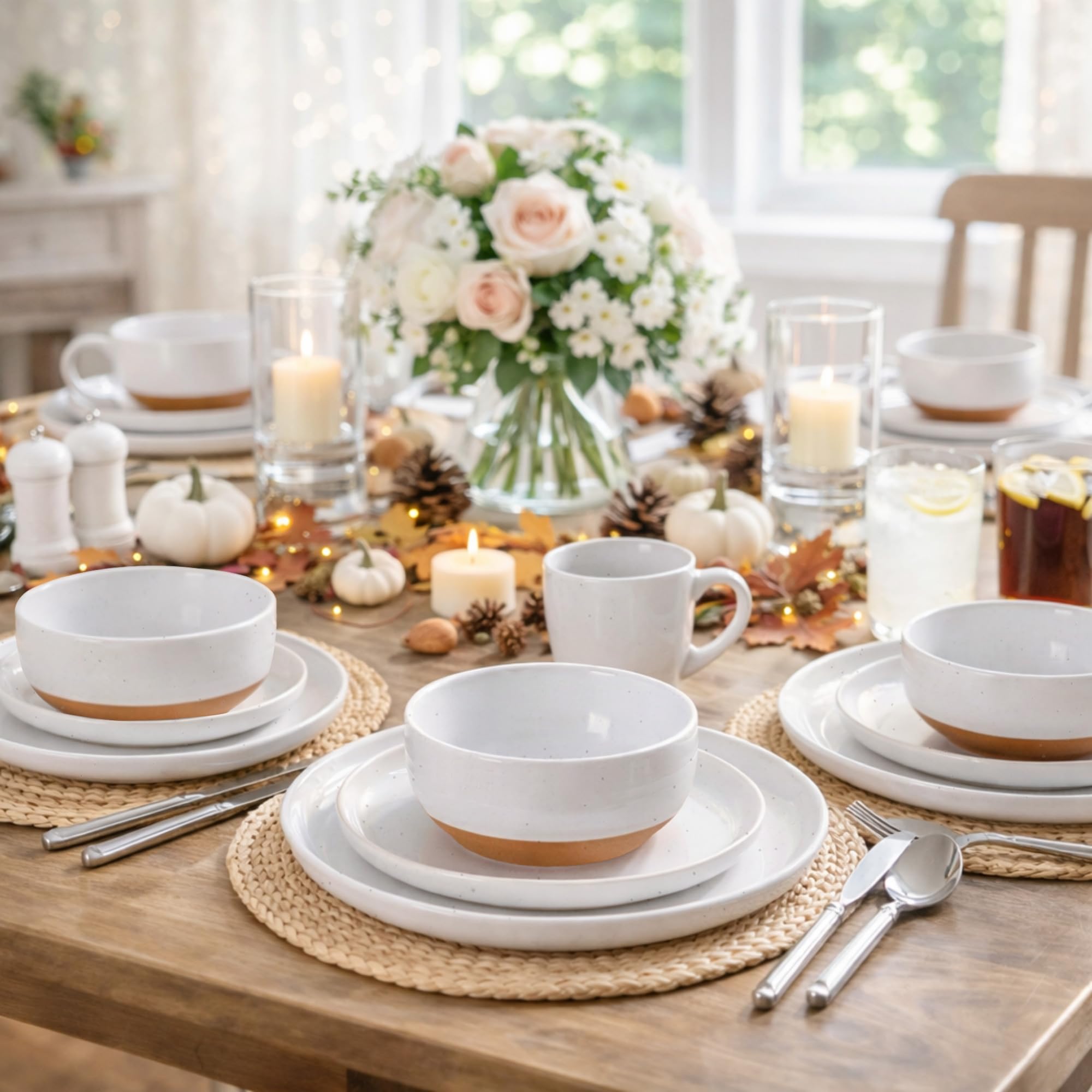 AmorArc table mise en scène avec services pour 4, ambiance conviviale et décor contemporain