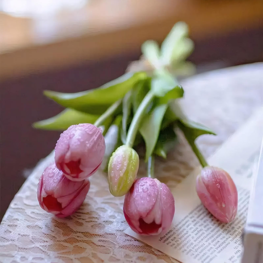 Amore Florals tulipes profondes dans un vase blanc prêt à exposer