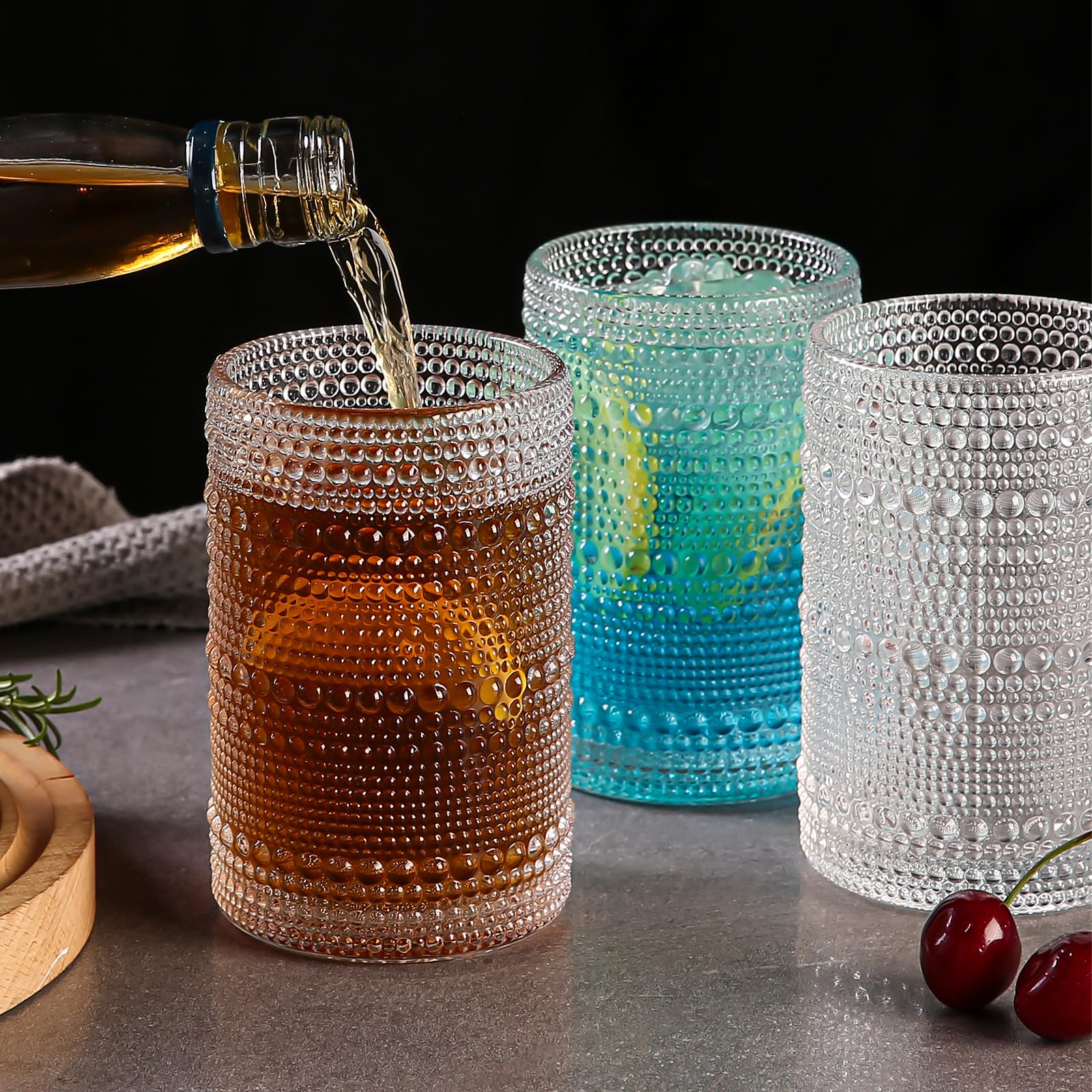 Amyoole verres sur table décorée apportant style vintage convivial