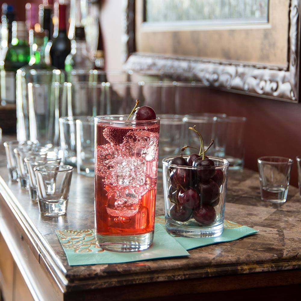 Anchor Hocking verre en usage lors d'un versement de whisky pour appréciation visuelle