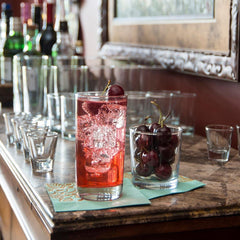 Anchor Hocking verre en usage lors d'un versement de whisky pour appréciation visuelle