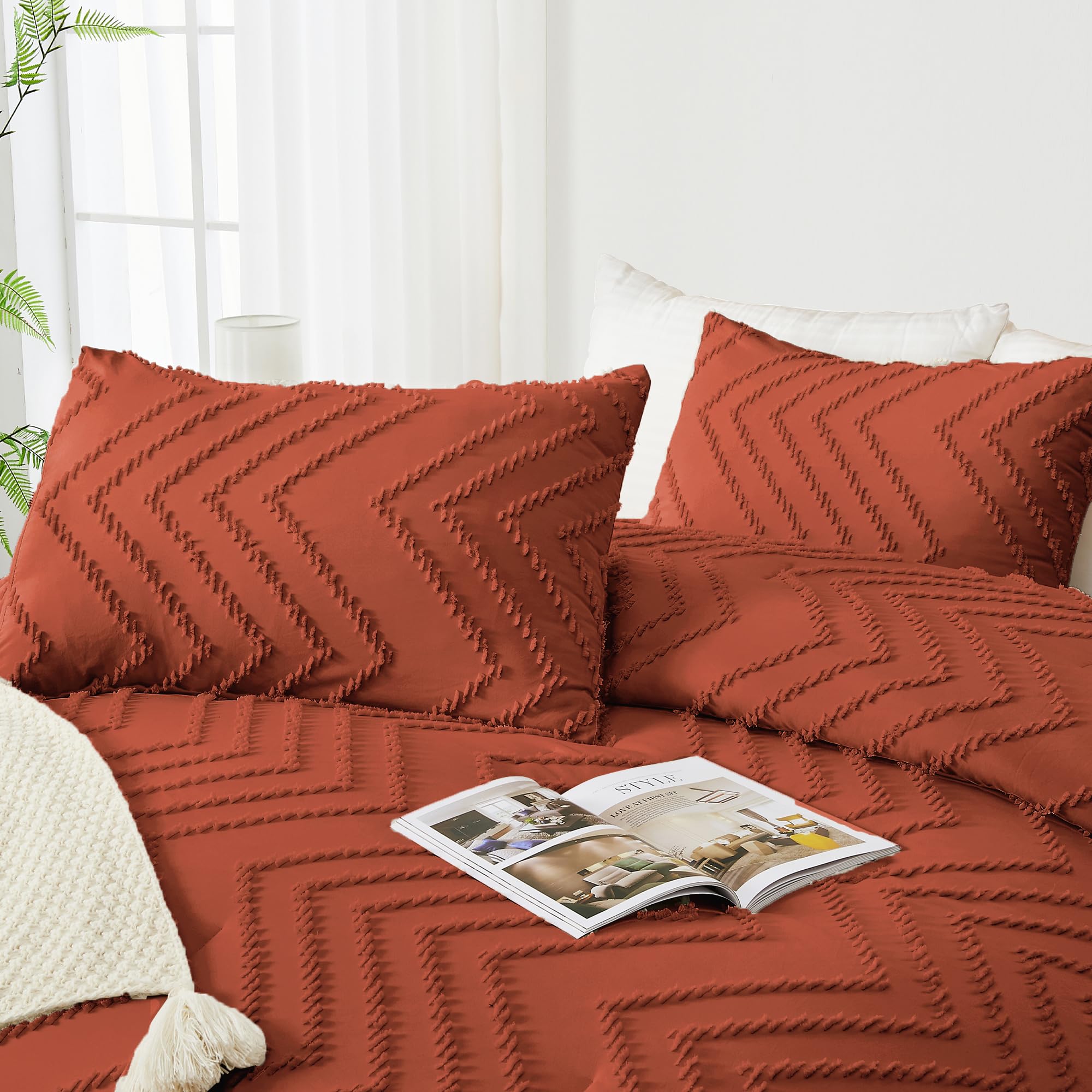 Ensemble Andency posé sur lit illustrant chaleur et style terracotta
