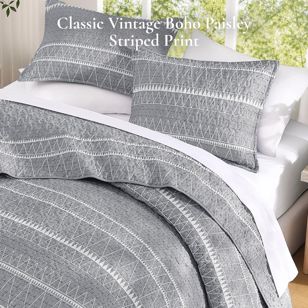 Andency texture du tissu tenue à la main prouvant la légèreté et la douceur
