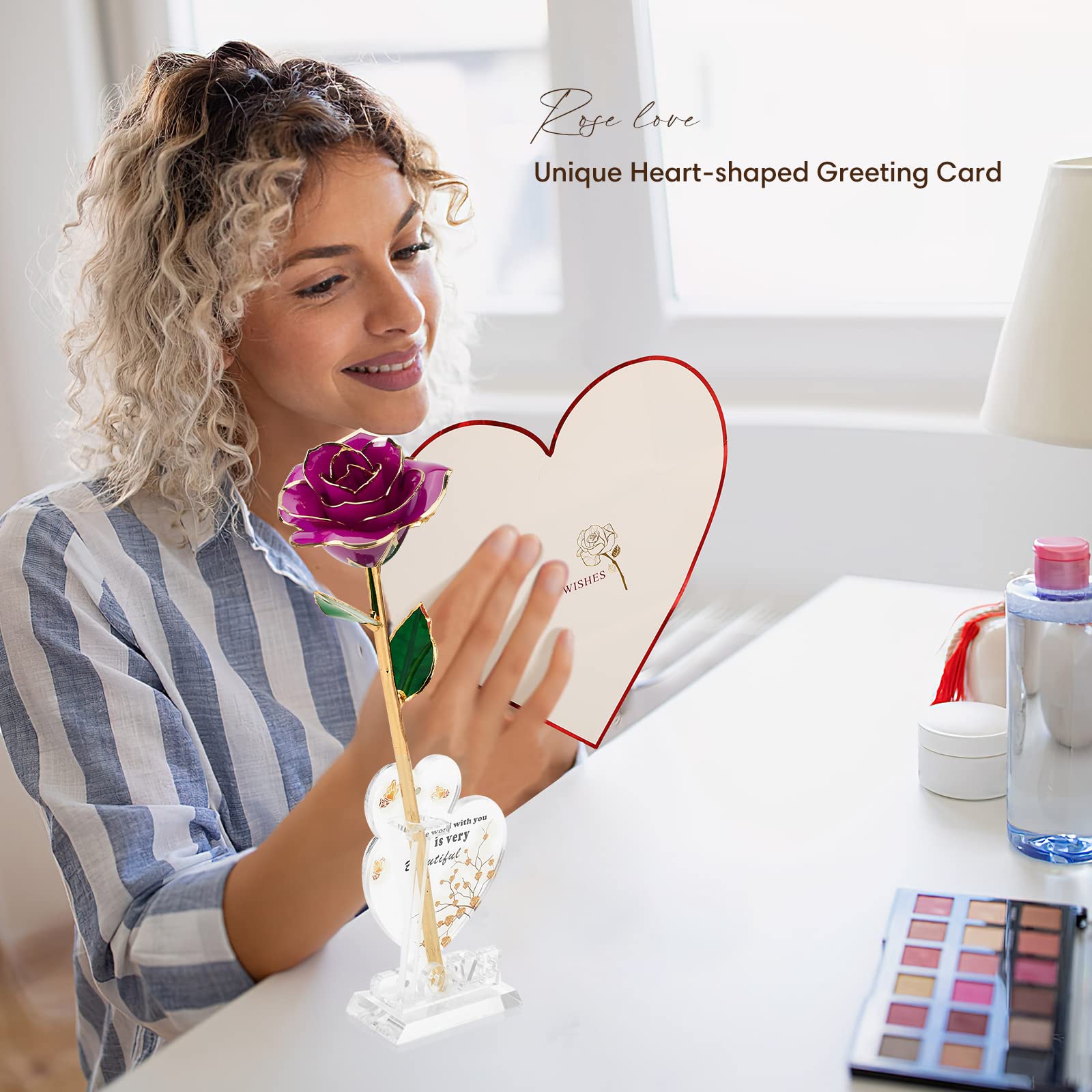 Anthonic rose dorée sur étagère décorative, apporte une touche élégante