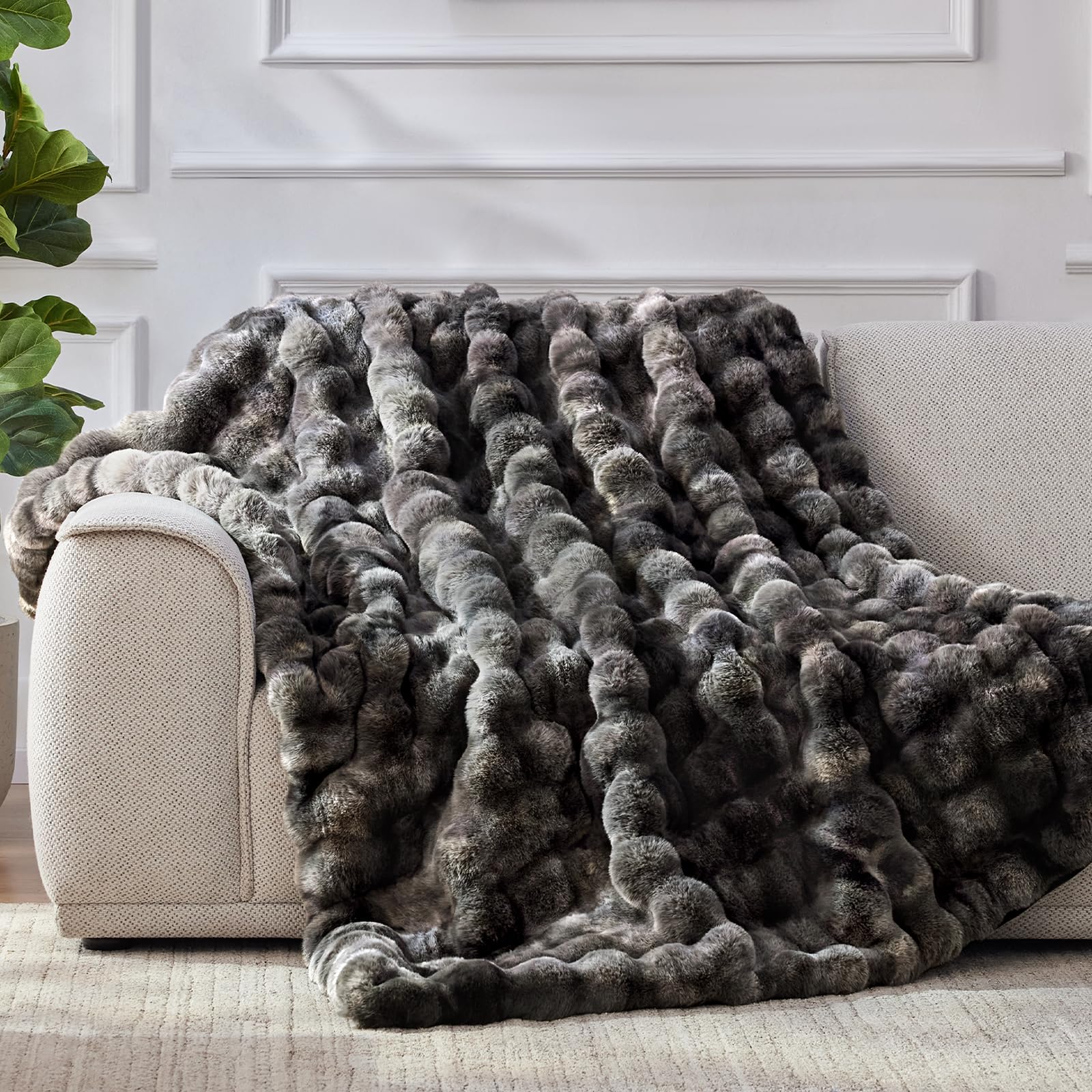 Plaid Anysay plié sur canapé, ajoute confort immédiat au salon