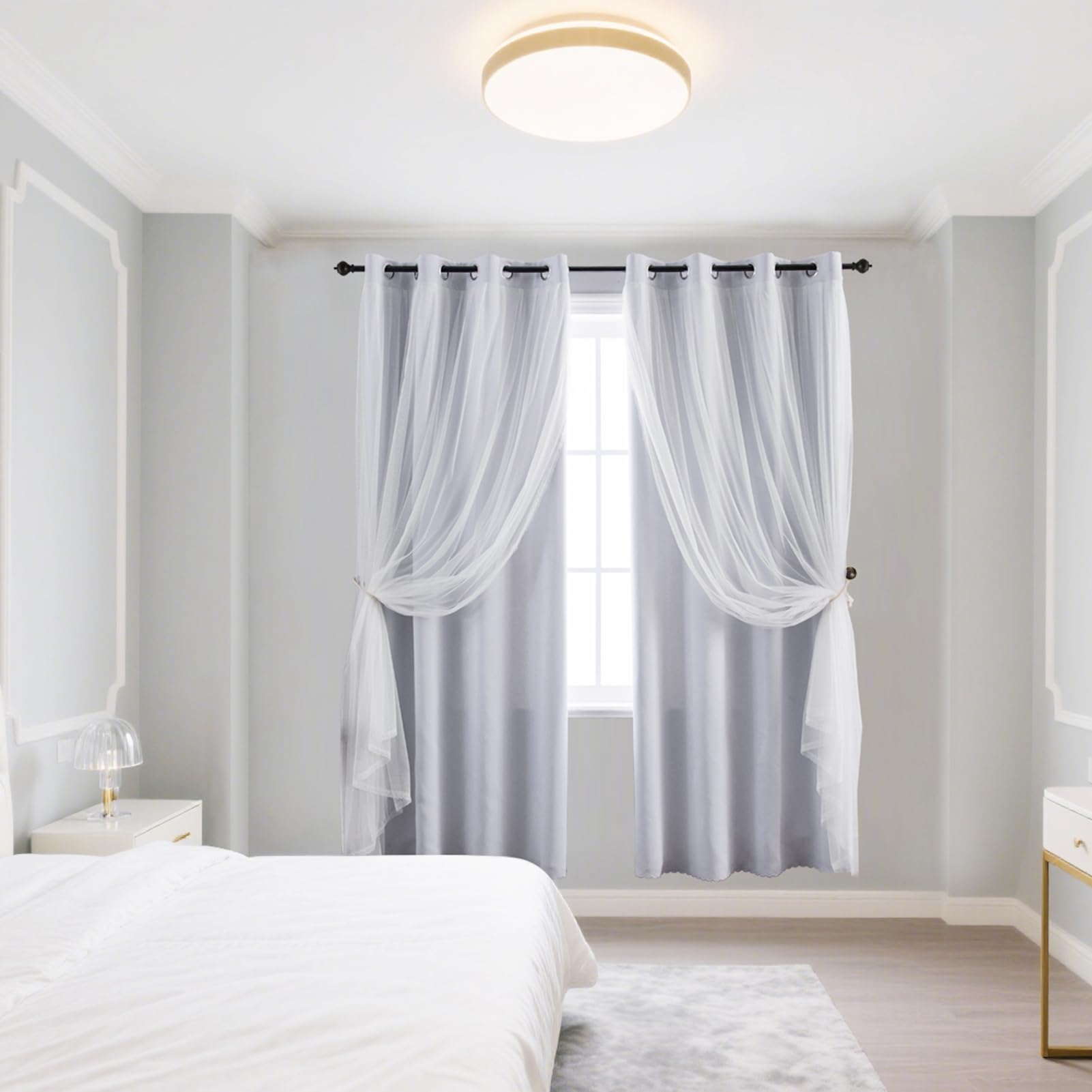Anytime rideau posé pour comparer taille avec meuble et fenêtre