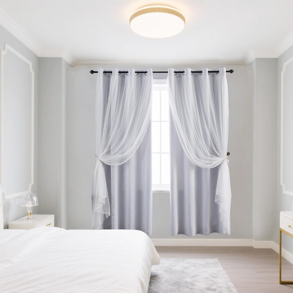 Anytime rideau posé pour comparer taille avec meuble et fenêtre