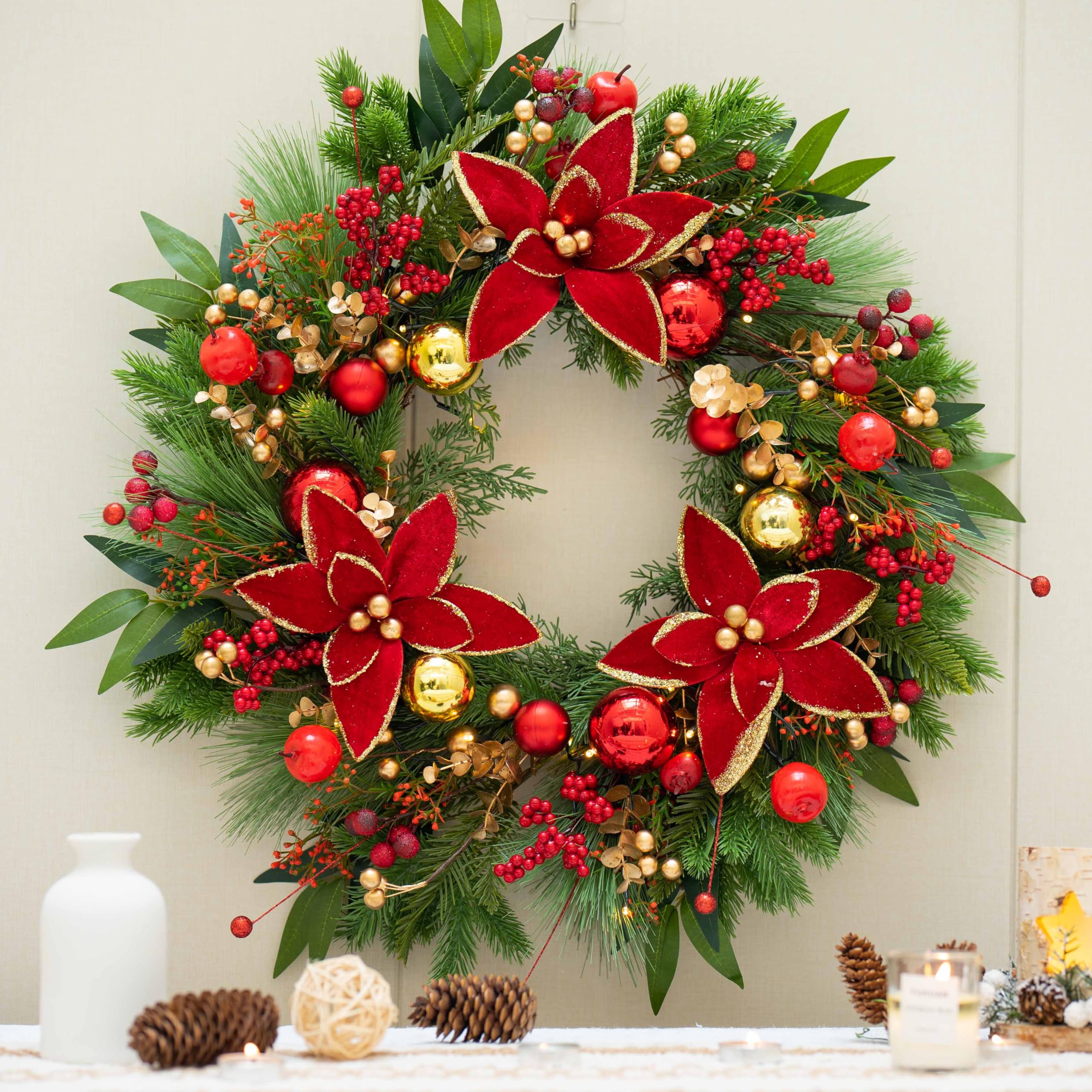 ArcadiaArt gros plan poinsettia rouge ajoutant couleur festive