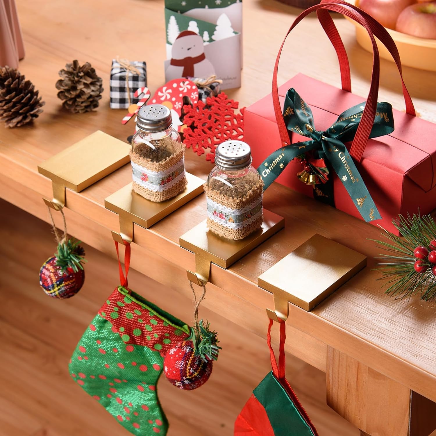 ARCHCRTC posé sur étagère tenant une guirlande légère améliorant décor de Noël
