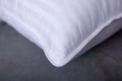 ArcticNorthDown oreiller gonflé sur lit king, soutien généreux