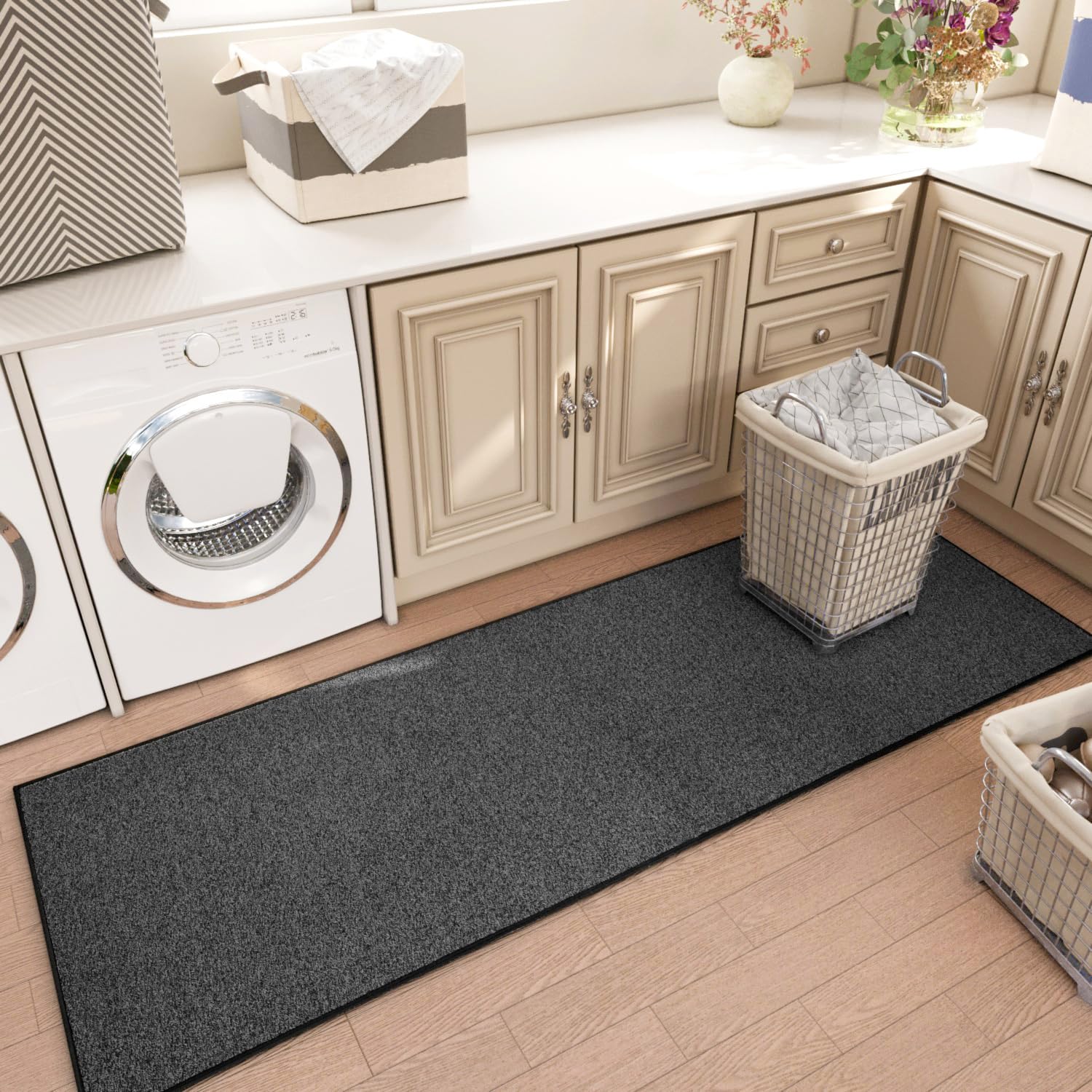 AREDО tapis à côté d'une chaise pour visualiser l'échelle exacte