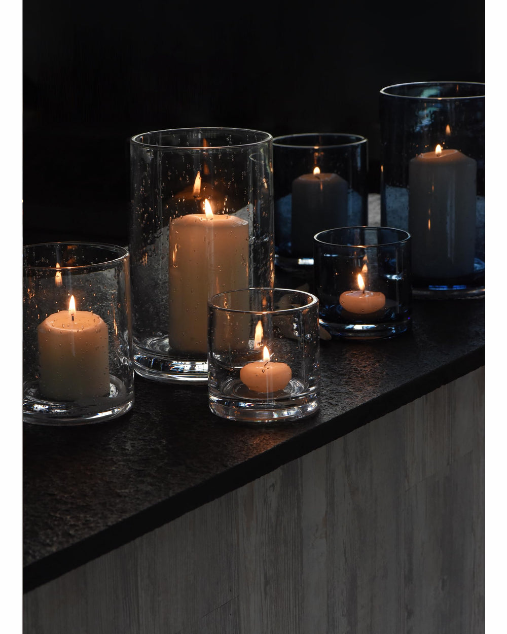 ARIAMOTION grand cylindre en verre avec bougie pilier illuminant l'espace