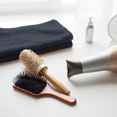 Arkwright serviette en usage par un coiffeur illustrant confort client et praticité