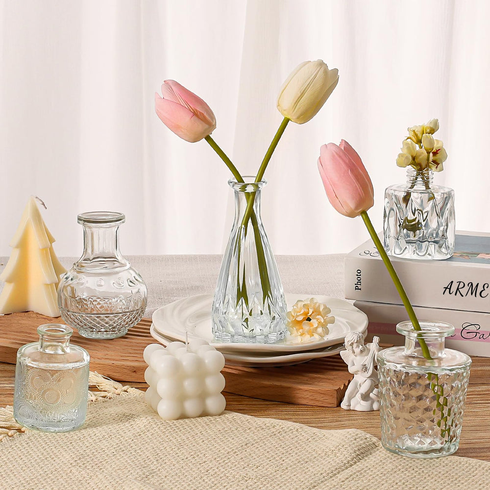 Arme mini-vases disposés en salon, apportent touche vintage raffinée